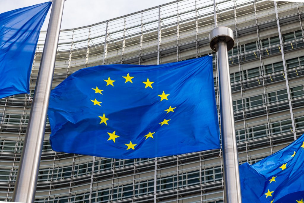 EU-Flaggen vor Europäischer Kommission in Brüssel, wo über Sanierungspflicht entschieden wurde